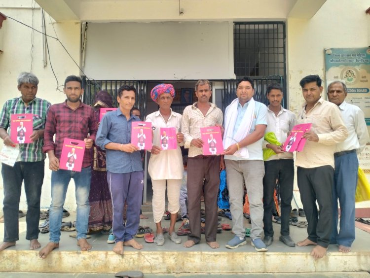 कश्मौर ग्राम पंचायत के महंगाई राहत कैंप में ग्रामीणों को गारंटी कार्ड प्रदान किए।