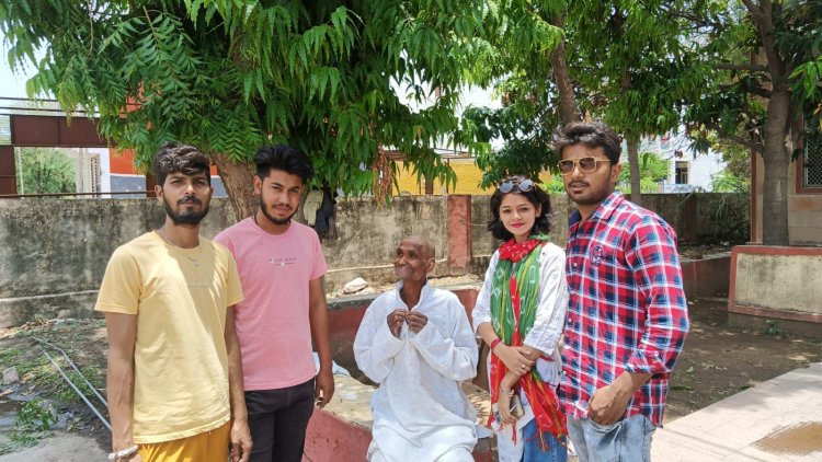 बेसहारा बुजुर्ग को मिला आश्रम में सहारा