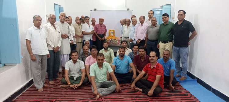 वरिष्ठ हमारे गौरव मासिक एकत्रीकरण में वीर सावरकर को श्रद्धांजलि दी।