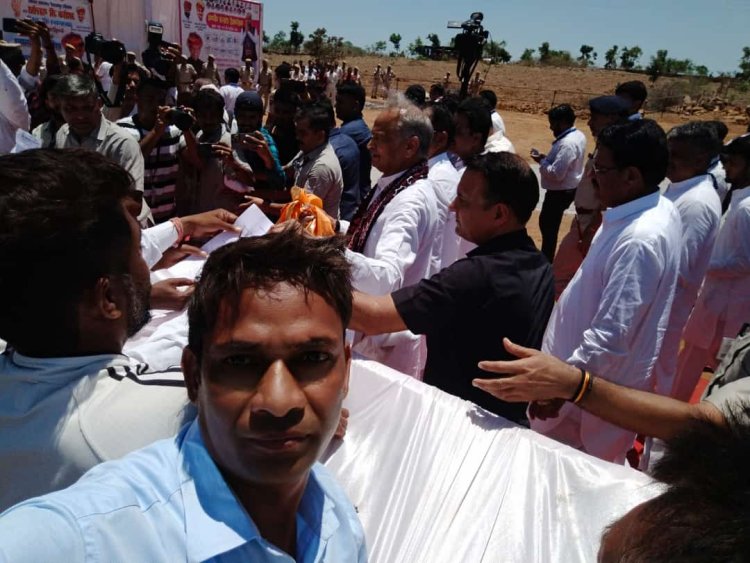 सीएम को बड़ीसादड़ी की 17 ग्राम पंचायतों को सलूंबर जिले में शामिल करने की मांग का दिया ज्ञापन