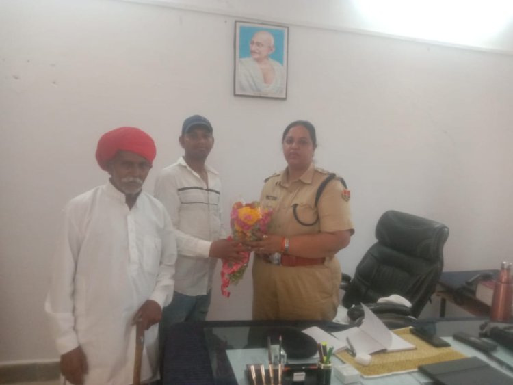 *पुलिस उप अधीक्षक का स्वागत किया।*