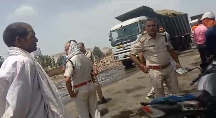 विस्थापितों द्वारा कोल परिवहन वाहनों को रोकने पर आपा खो बेठे थानेदार, ग्रामीणों को समझाने की बजाय जमकर दी गालियां, वीडियो हो रहा वायरल