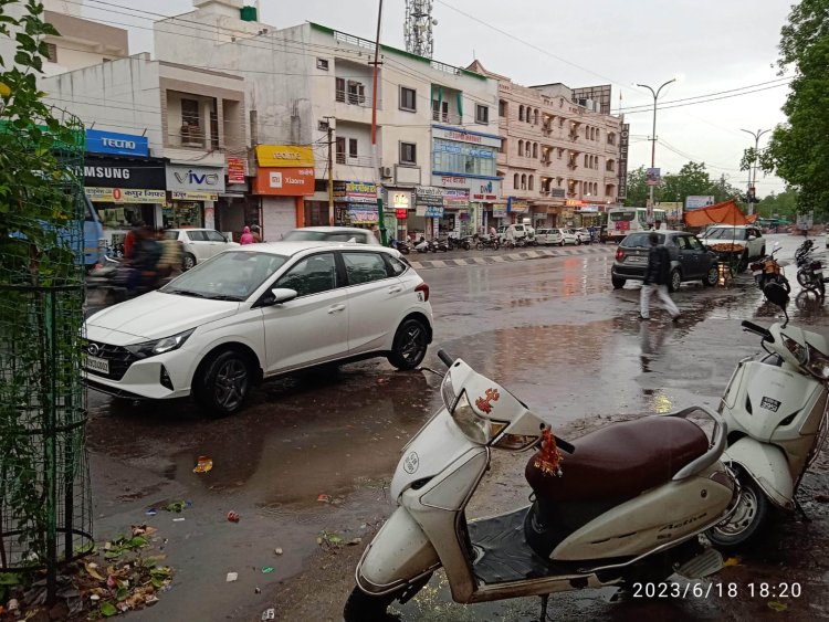 चित्तौड़गढ़ में बिपयजाॅय के आंशिक असर से दिनभर रिमझिम बारिश के माहौल से आम जन को मिली गर्मी से राहत।