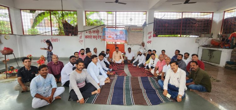 भाजपा नगर मंडल ने गांधीनगर महादेव मंदिर पर सुना मन कि बात कार्यक्रम।