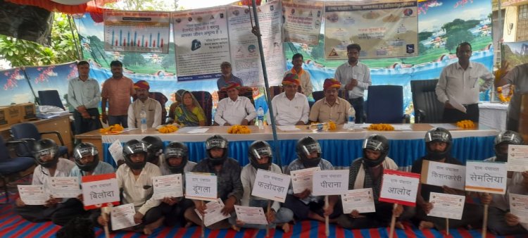1300 सड़क सुरक्षा अग्रदूतों को किये हेलमेट वितरण।डूंगला पंचायत की 26 ग्राम पंचायतों के अग्रदूतों को किये वितरित।