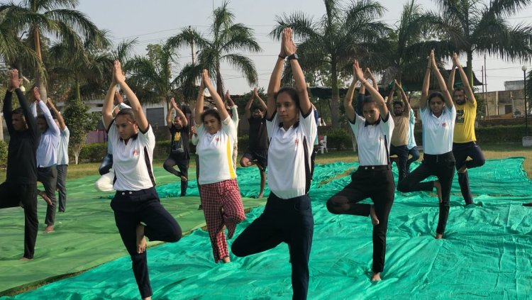 नेहरु युवा केंद्र द्वारा योग दिवस का आयोजन  योग दिवस पर स्वयंसेवको के माध्यम से योगाभास।