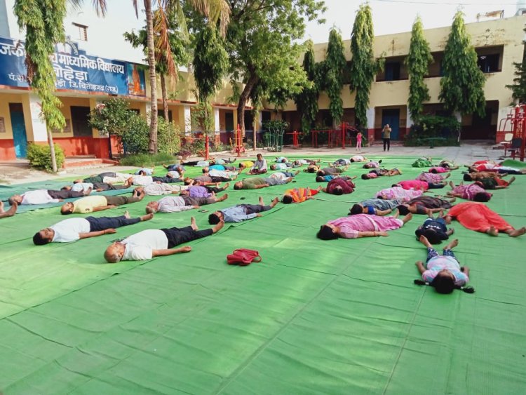 योग हमें आत्मानुभूति के साथ जीना सिखाता है