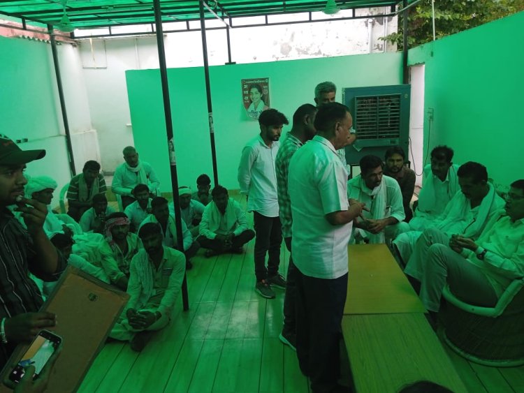 अवेध्य कांटा व रॉयल्टी के मामले को लेकर सैंथल के सैकड़ों लोग पहुंचे मंत्री मुरारीलाल के आवास पर