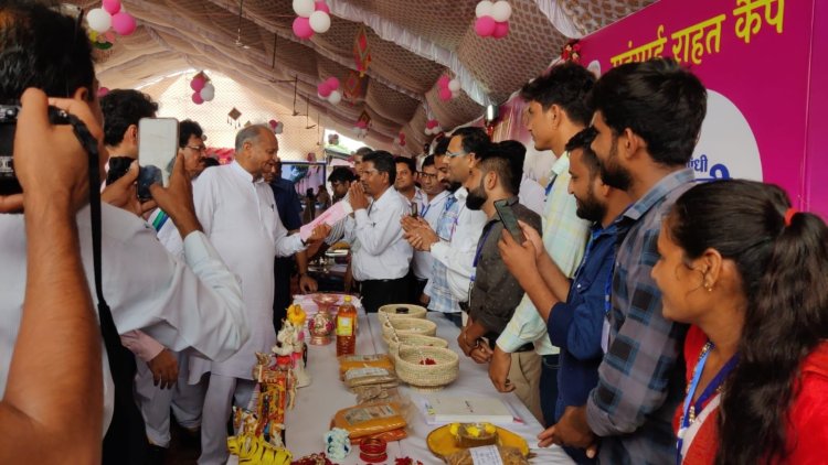 कपासन में महंगाई राहत कैंप में पहुंचे मुख्यमंत्री: मुख्यमंत्री बोले-अब नहीं होना चाहिए रोटी, कपड़ा, मकान का नारा; लागू होना चाहिए राइट टू सोशल  सिक्योरिटी एक्ट