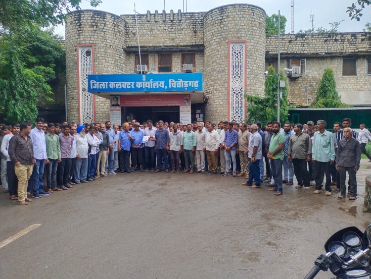 जबरन घुस कर मकान व खेत की दिवार तोड़ की फसल नष्ट ग्रामीणों ने कलेक्ट्रेट पर मानव श्रृखंला बना विरोध प्रदर्शन कर सीएम के नाम जिला कलेक्टर को सौपा ज्ञापन।