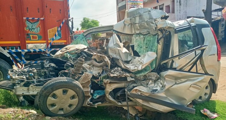 चलते ट्रक के पीछे जा घुसी मारुति कार दो की मौत, एक गंभीर घायल।
