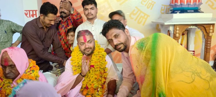बड़ी सादड़ी गुरु पूर्णिमा को लेकर दिन भर हूवे धार्मिक आयोजन कंई शिष्यों ने अपने गुरुओं को दक्षिणा अर्पित कर लिया आशीर्वाद