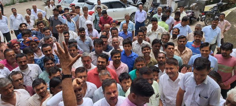 बड़ी सादड़ी उपखंड को नवीनतम जिले सलूम्बर में शामिल करने के विरोध में जनप्रतिनिधियो एवं क्षेत्रवासियों ने दिया ज्ञापन