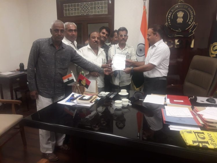 भारतीय अफीम किसान संघर्ष समिति राजस्थान मध्य प्रदेश उत्तर प्रदेश के प्रतिनिधि पहुंचे पहुंचे ग्वालियर दिनेश बौद्ध नारकोटिक्स आयुक्त को प्रस्तुत किया ज्ञापन