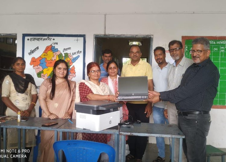 बालिका विद्यालय में लैपटॉप व प्रिंटर में भेंट किया