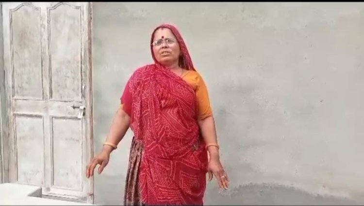 सहनवा निवासी एक जीवित वृद्ध महिला को मृत बता पेंशन बंद की, परिजन पहुचे पंचायत समिति।