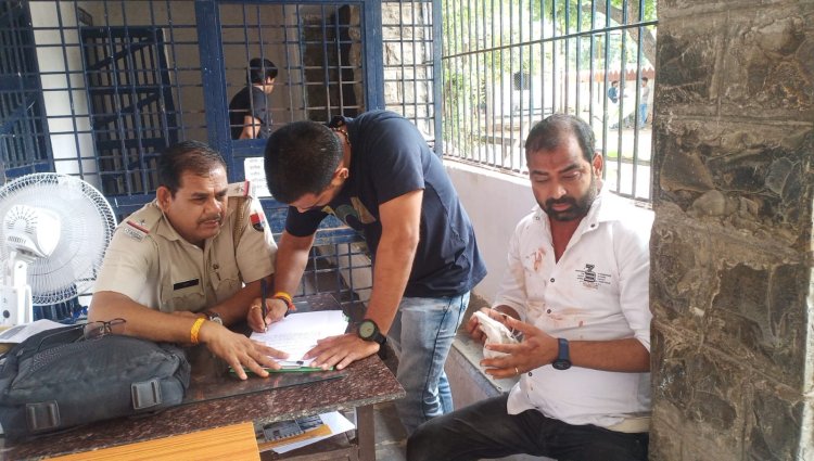 दिनदहाड़े बाइक सवार बदमाशों ने कार सवार कि आँखों मे मिर्ची डाल दिया लूट कि वारदात को अंजाम।