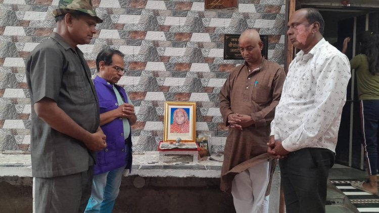 भवानी शंकर पंडित के माता के निधन पर शासन सचिवालय जयपुर से अधिकारी संवेदनाए प्रकट करने पहुचे चितोडगढ।