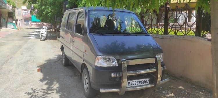 गांधीनगर मे घर के बाहर ख़डी मारुति इको कार हुई चोरी, थाने मे मुकदमा दर्ज।