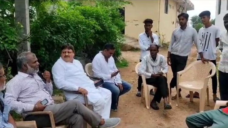 सभापति शर्मा ने चंदेरिया पहुंच सुनी क्षेत्रवासियो कि समस्याए   अधिकारियों को निस्तारण के दिए निर्देश।