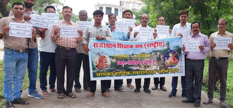 शिक्षकों ने शिक्षा बचाओ पदयात्रा निकाल कर किया चरणबद्ध आंदोलन का आगाज*
