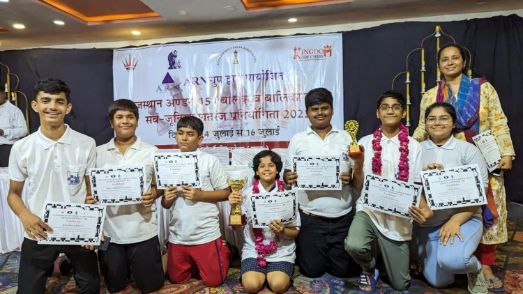 कोटा मे आयोजित शतरंज की राज्य स्तरीय प्रतियोगिता मे जिले की 9 सदस्यीय टीम का श्रेष्ठ प्रदर्शन, चित्तौड़गढ़ पहुचने पर किया स्वागत अभिनंदन।