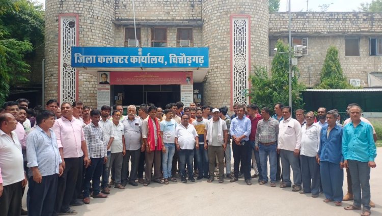 गंगरार स्टेशन चोराये पर बनने वाले ब्रिज कि लम्बाई कम करने कि मांग ताकि व्यवसाय प्रभावित ना हो।
