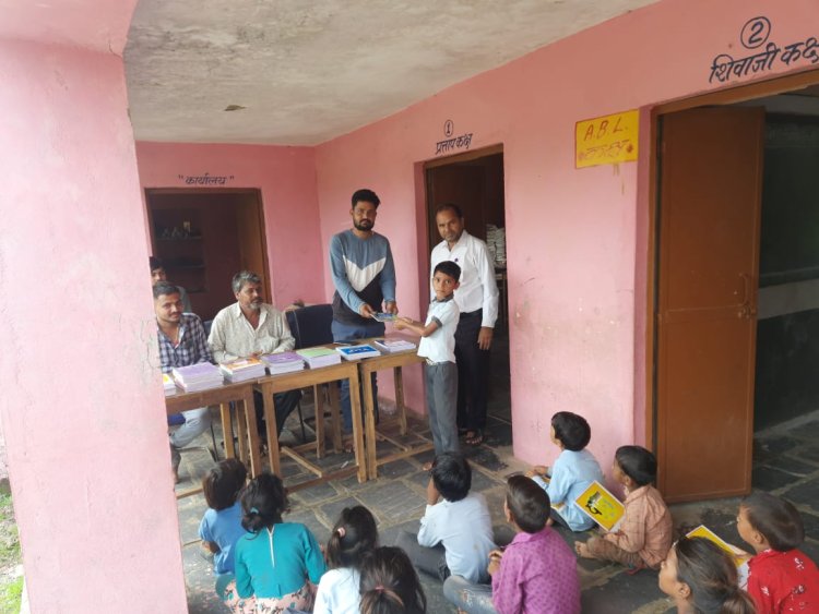 गणेशपूरा विद्यालय मे भामाशाह ने किया समस्त बच्चों को उत्तर पुस्तिकाओं का वितरण।