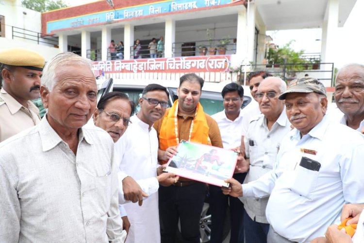 शांति एवं अहिंसा प्रकोष्ठ द्वारा नव आंगतुक जिला कलेक्टर का महात्मा गांधी जी की तस्वीर भेंटकर स्वागत कर गांधी दर्शन की गतिविधियां से अवगत कराया
