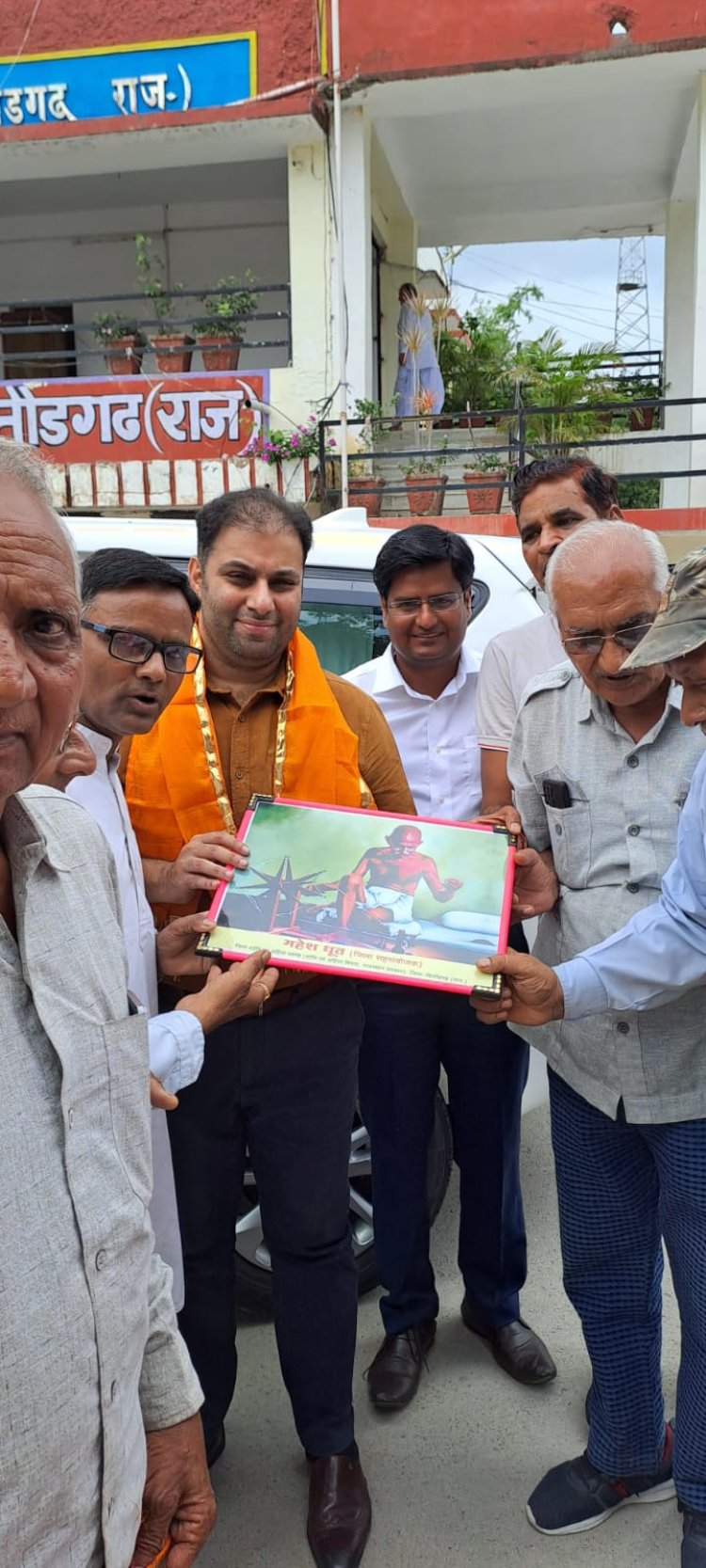 शांति एवं अहिंसा प्रकोष्ठ द्वारा नव आंगतुक जिला कलेक्टर का महात्मा गांधी जी की तस्वीर भेंटकर स्वागत कर गांधी दर्शन की गतिविधियां से अवगत कराया