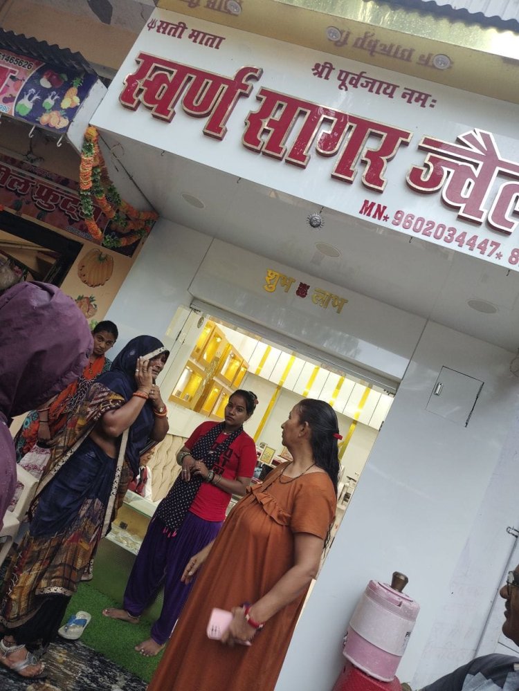 दिनदहाड़े घर से पर्स चोरी करने पर पकड़ा, दोनों बेटियों और माँ को पुलिस के हवाले किया।