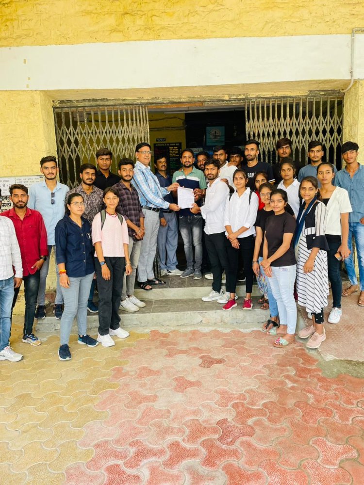नियमित रूप से कक्षाए शुरू करने को लेकर एनएसयूआई ने कॉलेज प्राचार्य को दिया ज्ञापन।