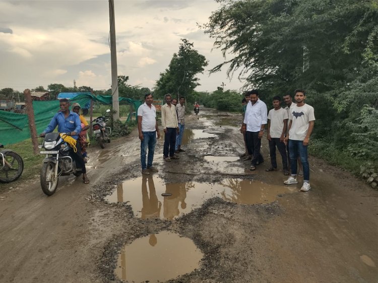 लुनेरा मे टूटी सड़क से राहगीर परेशान, प्रधान राणावत ने किया निरीक्षण, अधिकारी को समस्या से अवगत कराया।