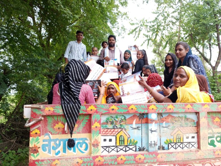 कांग्रेस सरकार का फेल कार्ड एवम स्टीकर वितरण किया