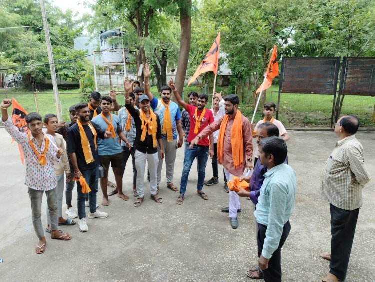 गौ माता को राष्ट्र पशु ( राष्ट्रमाता ) बनाने हेतु राष्ट्रपति के नाम उपखंड अधिकारी कपासन को ज्ञापन , श्री चेतन दास जी महाराज श्री के आर्शीवार्द , मेवाड़ गौ ग्राम सेवा के अध्यक्ष श्री अनुज दास जी के सानिध्य श्री सांवलिया धाम आश्रम मुंगाणा से श्री सांवलिया सेठ धाम मंडफिया तक की पदयात्रा