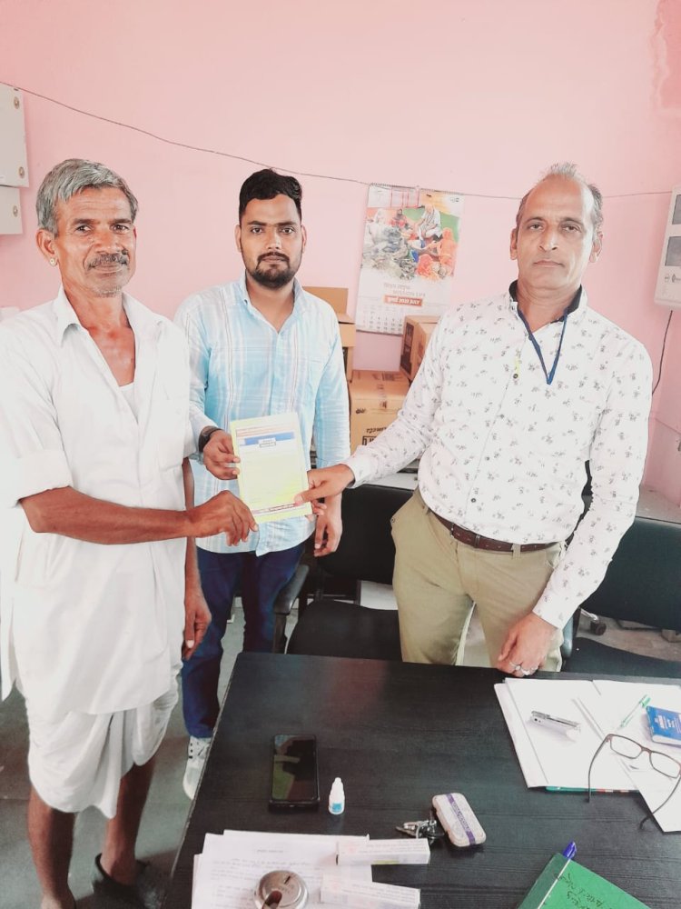 ग्राम पंचायत स्तरीय जन सुनवाई में महात्मा गांधी नरेगा योजना के अंतर्गत लाभान्वितो के दो जॉब कार्ड हाथो हाथ बनवाय गए
