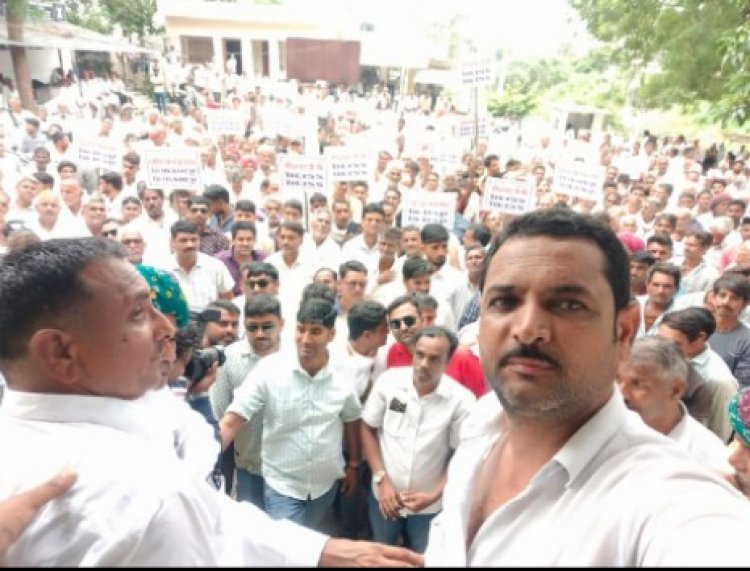 डुंगला अफीम किसानों का उमड़ा जनसैलाब विशाल वाहन रैली के बाद उपखंड अधिकारी को सौंपा ज्ञापन