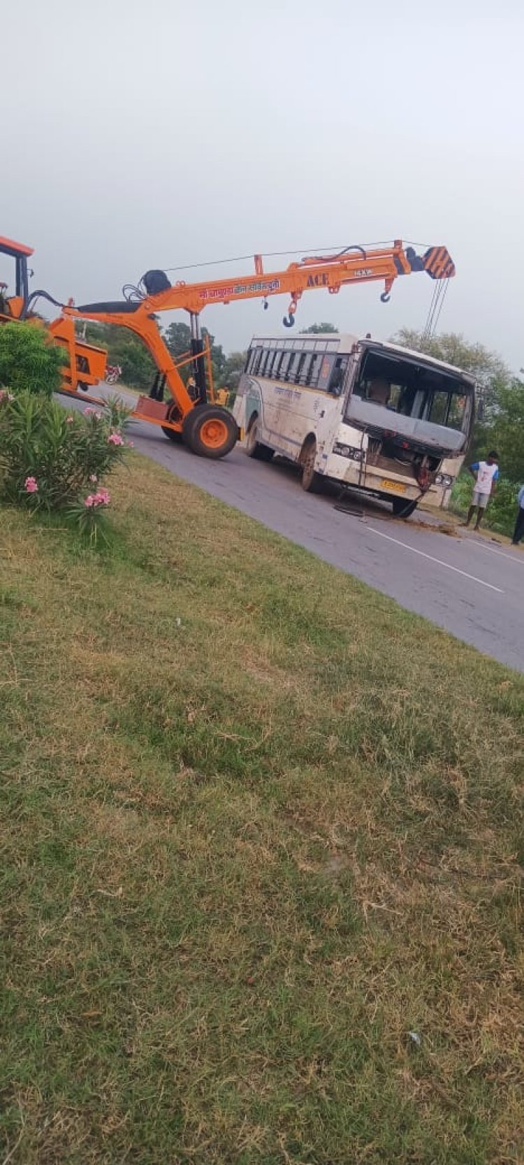 यात्रियों से भरी सरदारशहर डिपो की रोडवेज बस खाई में पलटी