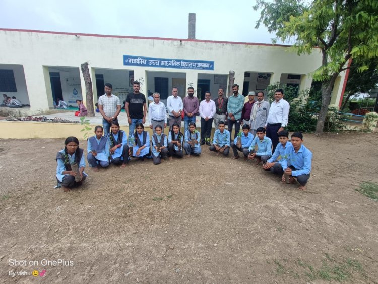 जन्मोत्सव पर किए स्कूलों में फलदार पौधे वितरण