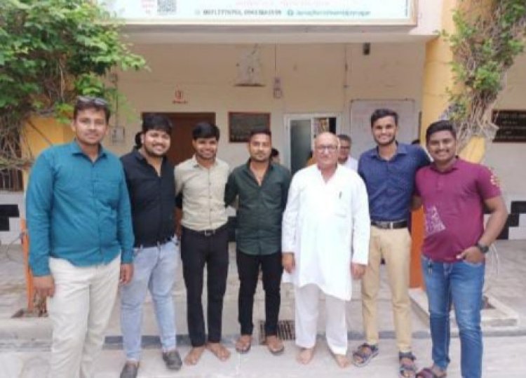 अपना घर वृद्धाश्रम में आवासियों को कराया भोजन क्लब सदस्यों की आत्मीयता देखकर प्रवासियों के खिले चेहरे