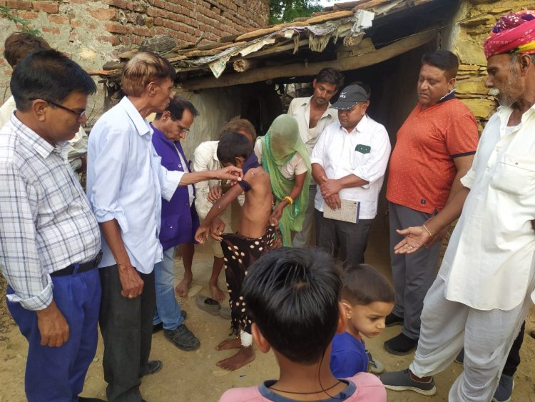 दलित बालक को करंट लगाकर कुएं में लटकाने की घटना पर सामाजिक संगठनों ने की पीड़ित परिवार से मुलाकात।