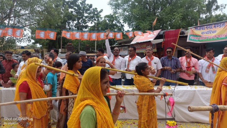चंदेरिया में गुंजे हर हर महादेव के जयकारें, भाजपा कार्यकर्ताओं ने गणेश चौक पर कांवड़ियों का पुष्प वर्षा कर किया भव्य स्वागत।
