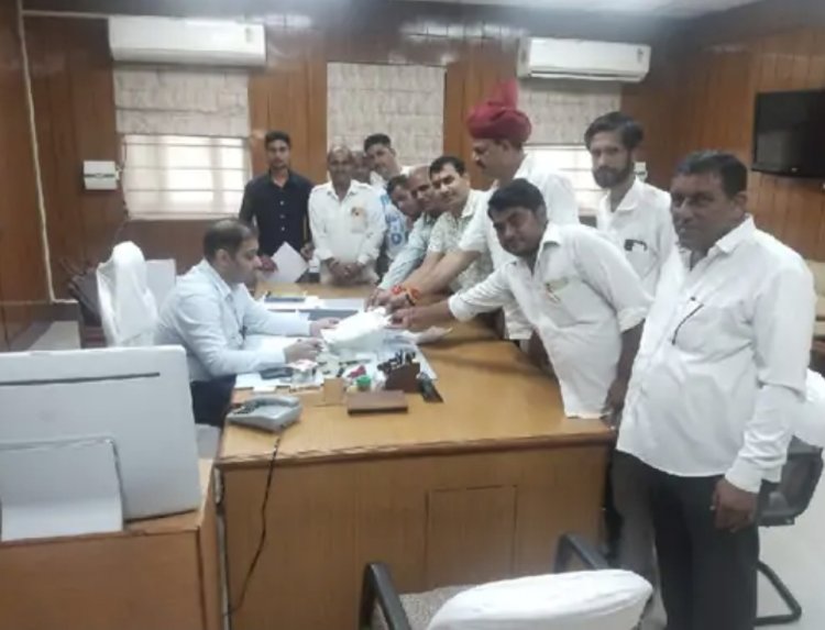 किसान बोले- बारिश की कमी से फसल हो रही नष्ट: मातृकुंडिया बांध का पानी तुम्बडिया बांध तक लाने की मांग, कलेक्टर से मिले।