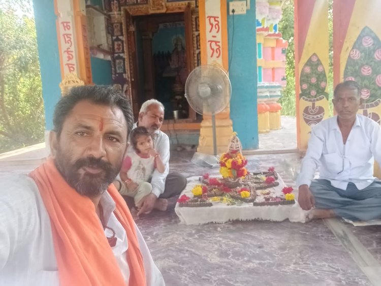 नील कंठ महादेव मंदिर प्रांगण में तारा कि झांकी सजाई गई