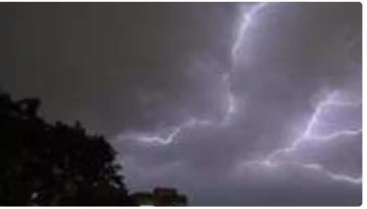 ओडिशा में दो घंटे में ही 61 हजार बार बिजली गिरी। तड़ित आघात में कम से कम 12 लोगों की मौत हो गई।