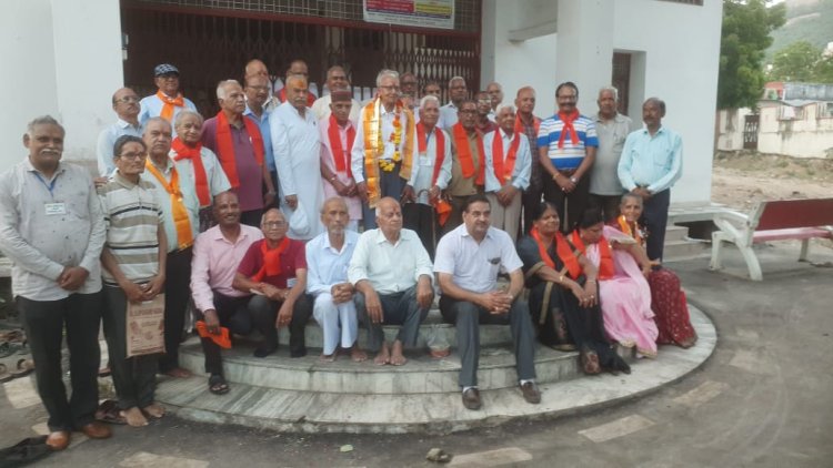 शिक्षक समाज का अभिन्न अंग,वरिष्ठो ने कहा बिना भय कर्तव्य का करे पालन।मंच संगोष्ठी में किया 21 शिक्षकों का किया सम्मान।