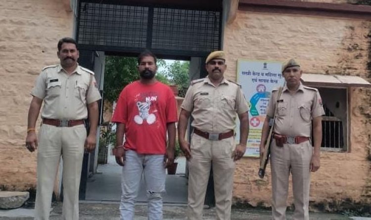 पिस्टल सप्लायर वांछित आरोपी गिरफ्तार।  आर्म्स एक्ट के मामले मे मफरुर घोषित था आरोपी।