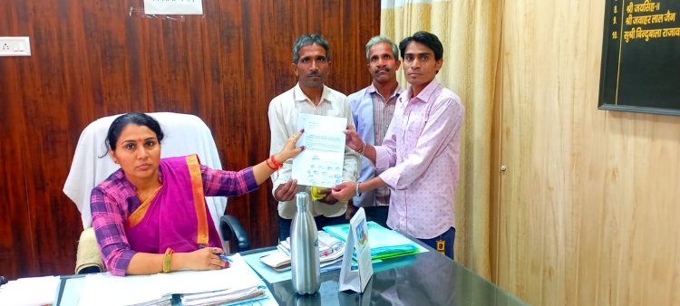 पीने के पानी व नाली निर्माण सुलभ कराने को लेकर उपखंड अधिकारी को सौंपा ज्ञापन