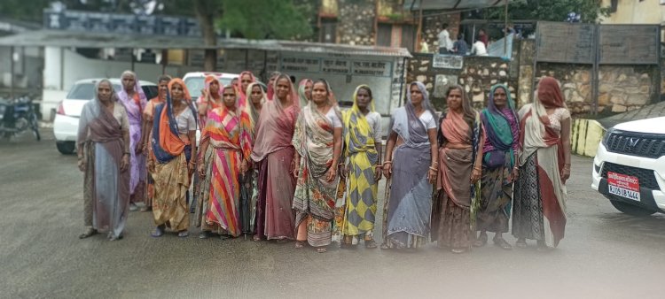 पीने के पानी व नाली निर्माण सुलभ कराने को लेकर उपखंड अधिकारी को सौंपा ज्ञापन