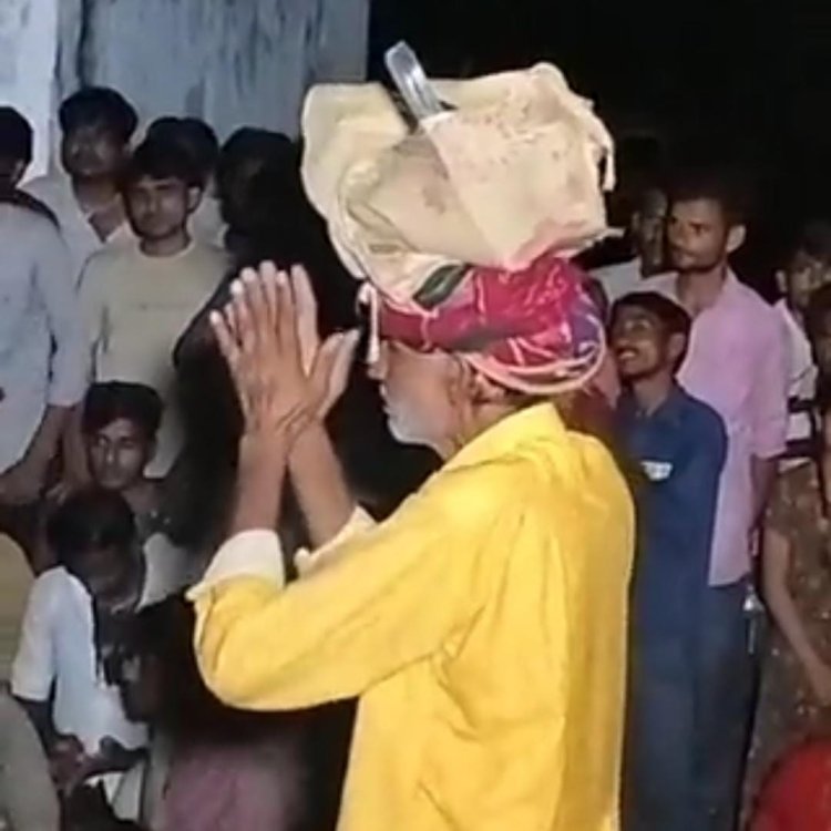 दलित बुजुर्ग कि गलती पर खुद ही बने जज, भरी भीड़ मे जूते सिर पर रखवाकर माफ़ी मंगवाई।